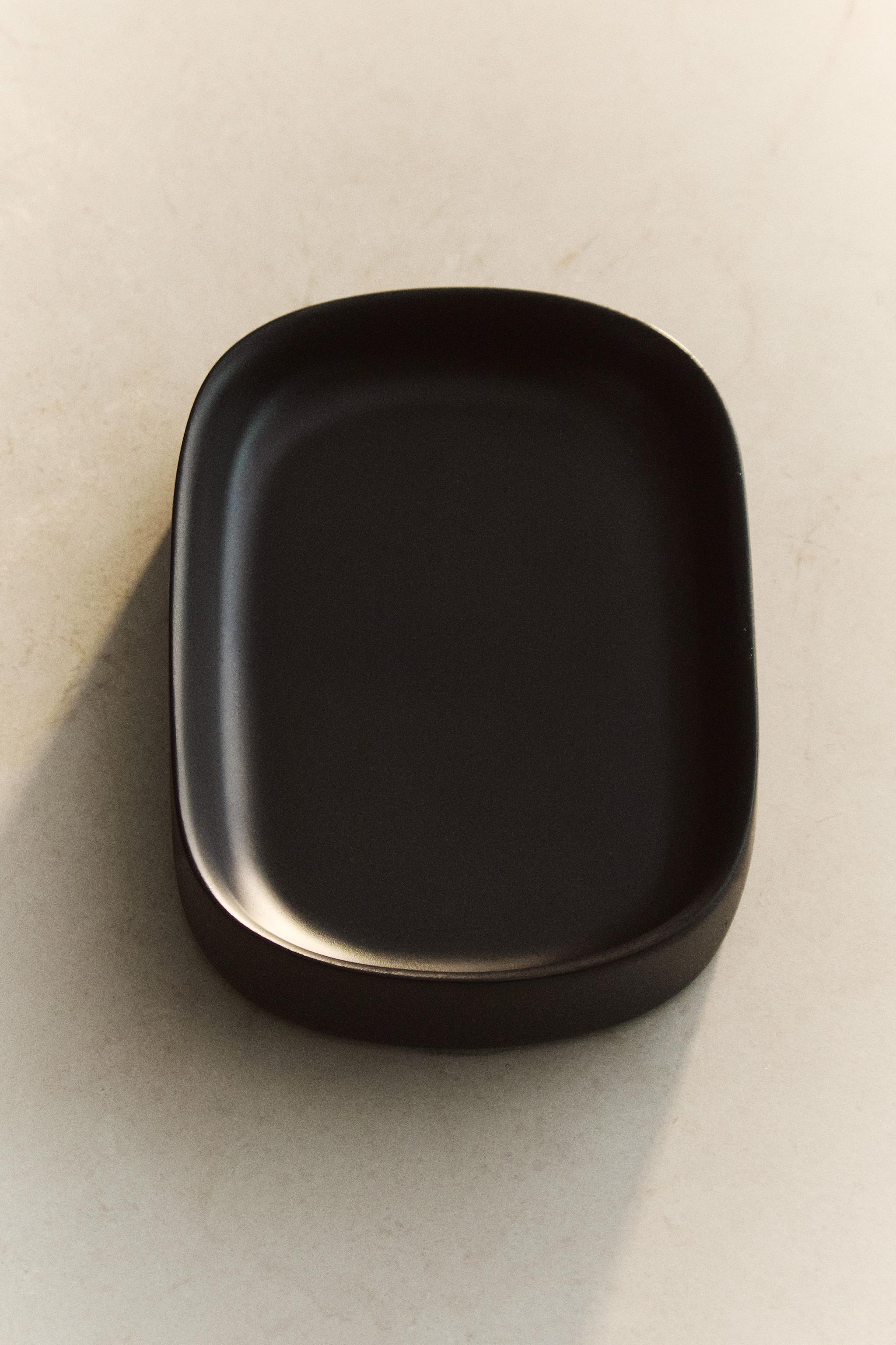 BLACK RESIN SOAP DISH